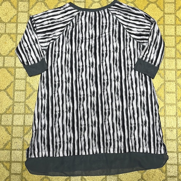 EUC Vera Wang long top - Picture 13 of 15